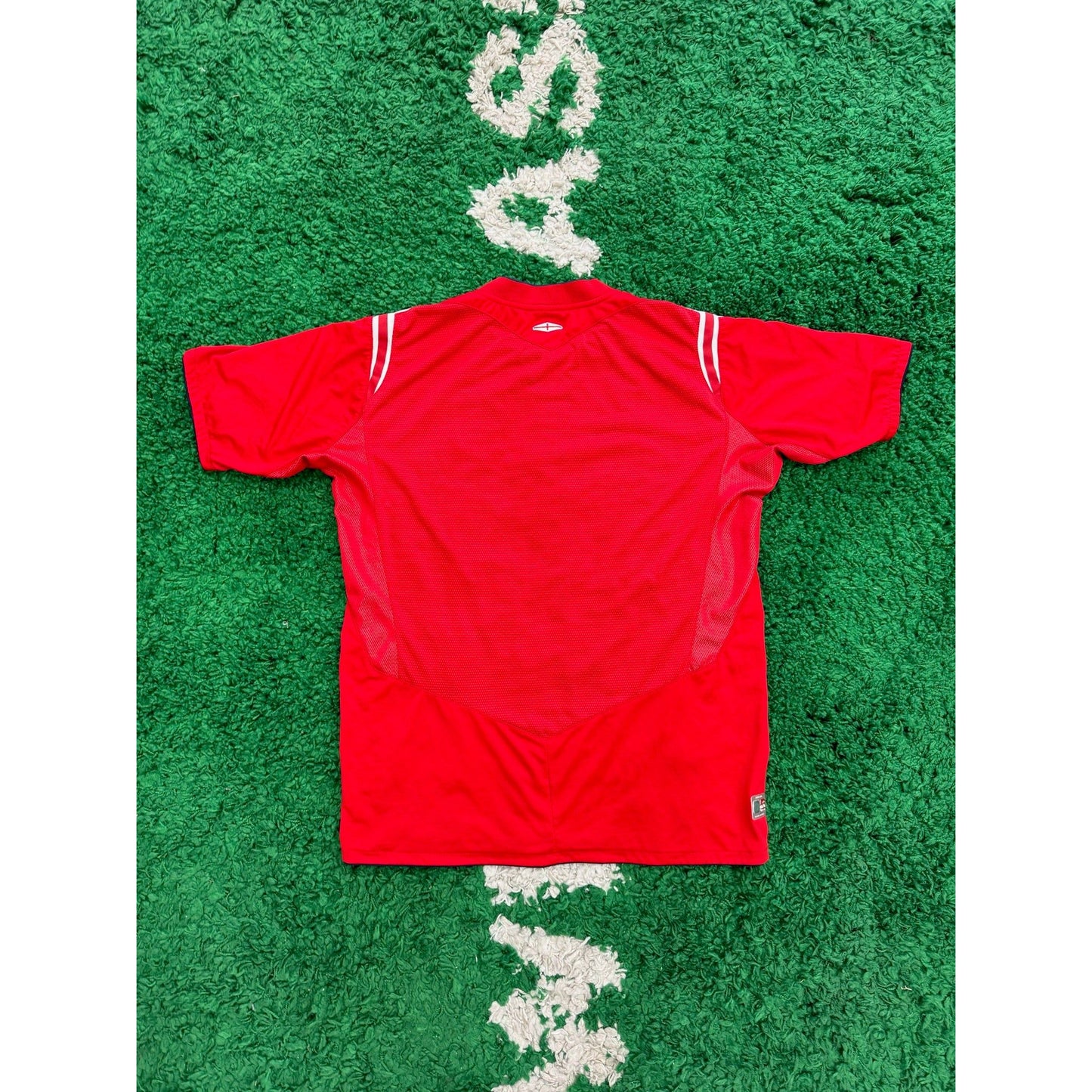 England 2004-2006 Away Shirt L 8/10 by KershKits in Clothing. Available at KershKicks for £45.00. A must-have for fans of KershKits looking to elevate their style with this Kits.