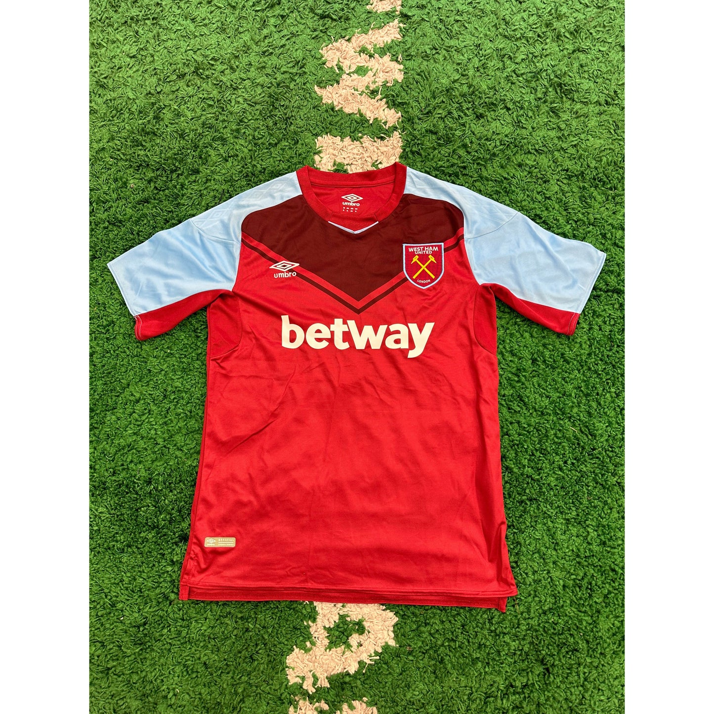 West Ham United Home Jersey 2017/18 XL 9/10 by KershKits in . Available at KershKicks for £50.00. A must-have for fans of KershKits looking to elevate their style with this Kits.