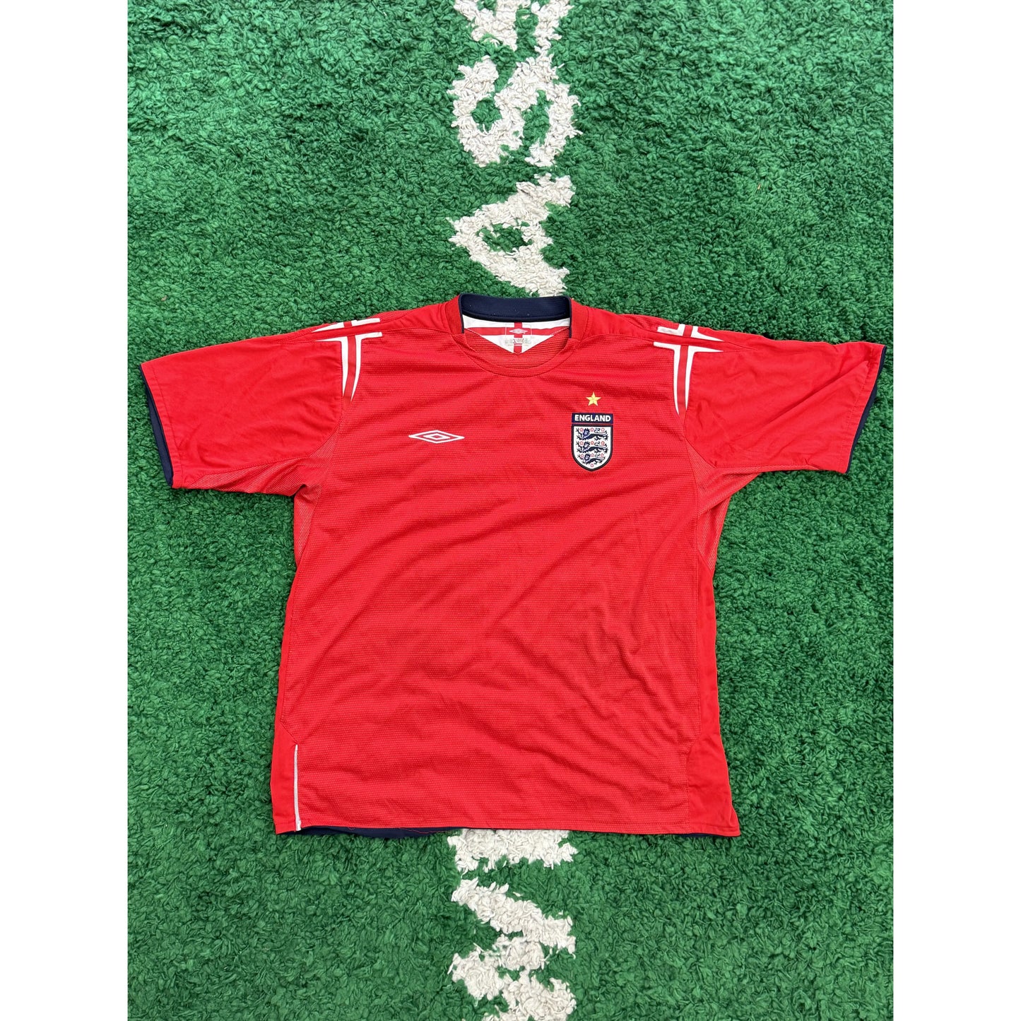 ENGLAND AWAY SHIRT 2004-2006 XXL by KershKits in Clothing. Available at KershKicks for £30.00. A must-have for fans of KershKits looking to elevate their style with this Kits.