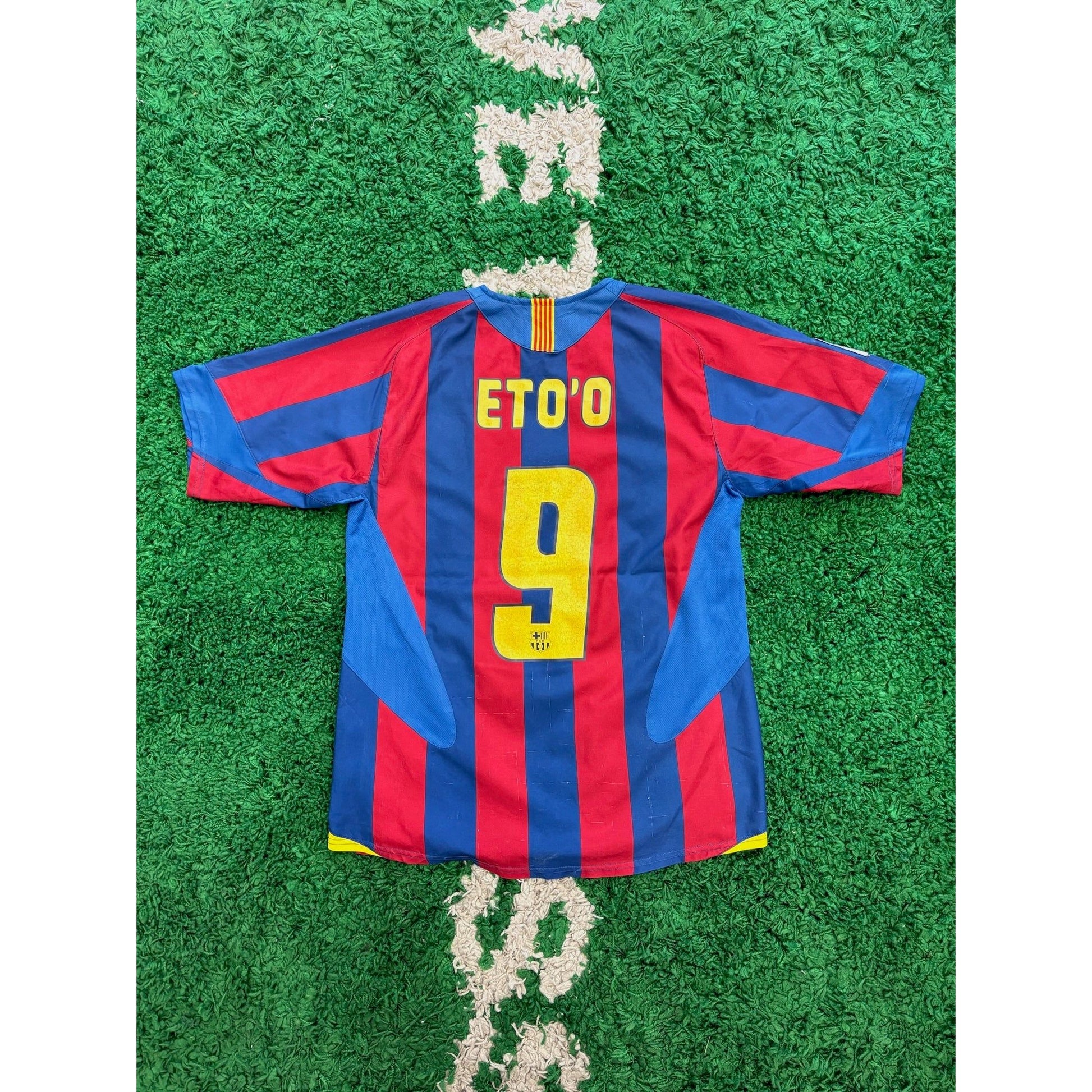 Camisa Barcelona 2005/06 Uniforme 2 Samuel Eto'o #9 La Liga - Sr Futebol Camisa Barcelona 2005/06 Uniforme 2 Samuel Eto'o #9 La Liga - Sr Futebol