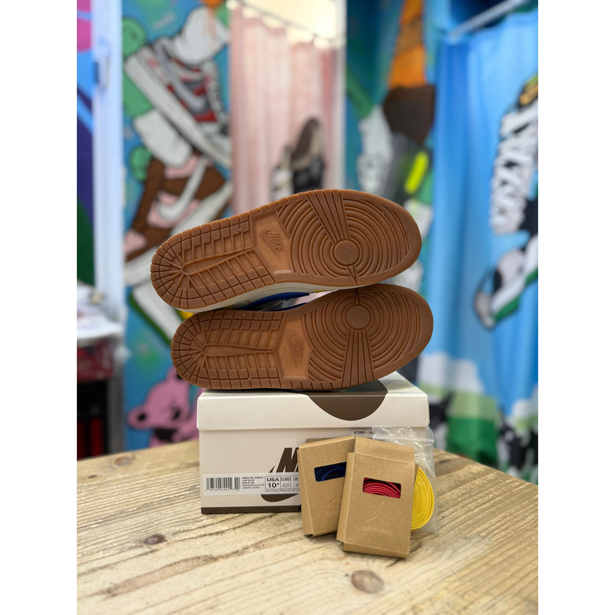 Jordan 1 Low Travis Scott Canary UK8