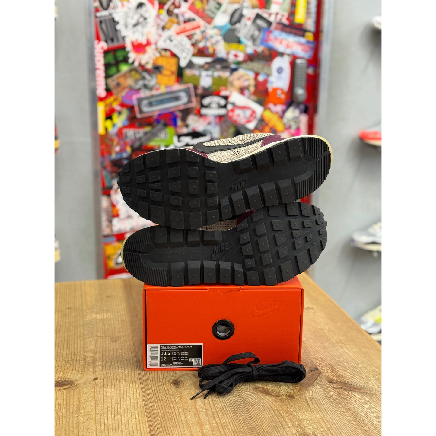 Nike Vaporwaffle sacai Villain Red Neptune Green UK 9.5.